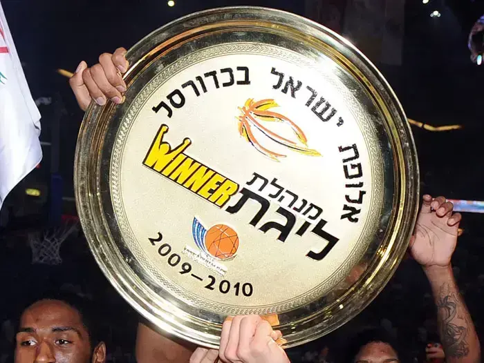 גל מקל שחקן הפועל גלבוע/גליל עליון מניף את צלחת האליפות (ברני ארדוב) גל מקל שחקן הפועל גלבוע/גליל עליון מניף את צלחת האליפות (ברני ארדוב)