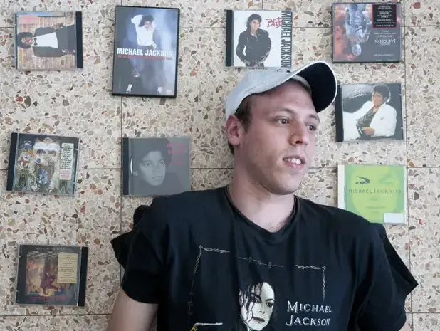 נדב גלברט ופריטים מאוסף מייקל ג'קסון שברשותו (נמרוד סונדרס) נדב גלברט ופריטים מאוסף מייקל ג'קסון שברשותו (נמרוד סונדרס)