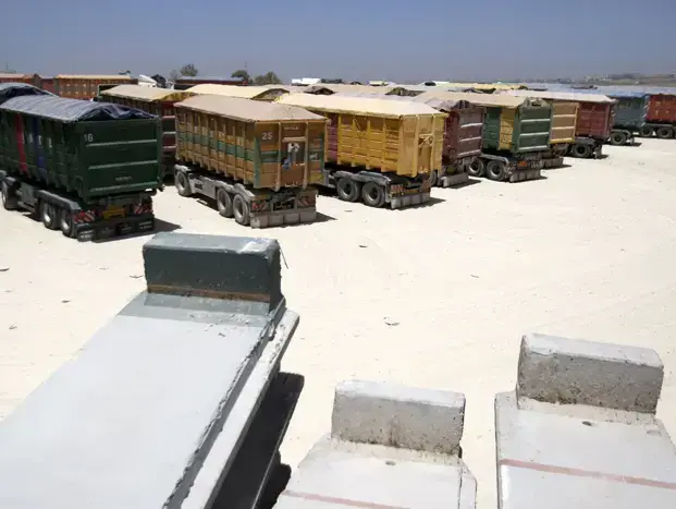 העברת סחורה לפלסטינים דרך מעבר כרם שלום (רויטרס) העברת סחורה לפלסטינים דרך מעבר כרם שלום (רויטרס)