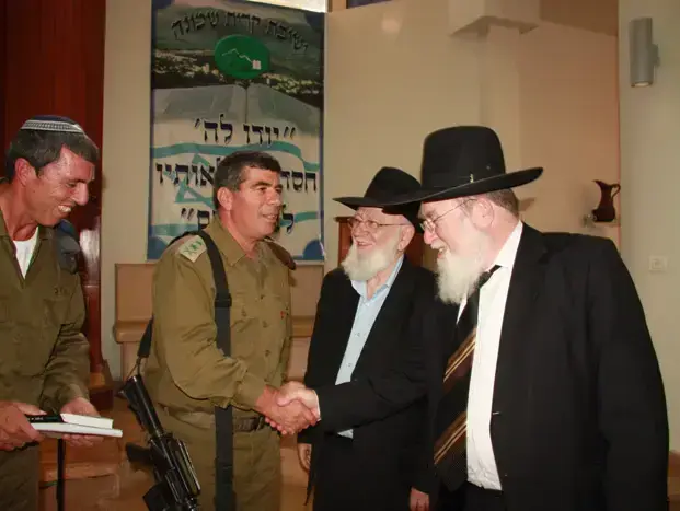 הרמטכ"ל גבי אשכנזי מבשר בישיבת ההסדר בקרית שמונה (יח"צ , יגאל בוזגלו) הרמטכ"ל גבי אשכנזי מבשר בישיבת ההסדר בקרית שמונה (יח"צ , יגאל בוזגלו)