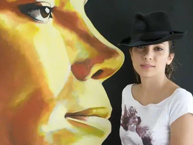 נעמה חג'ג' עם אוסף פריטי מייקל ג'קסון שברשותה (נמרוד סונדרס) נעמה חג'ג' עם אוסף פריטי מייקל ג'קסון שברשותה (נמרוד סונדרס)