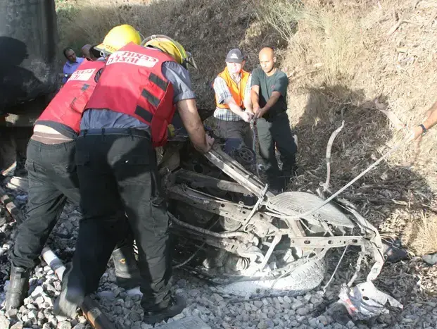 רכבת נוסעים התנגשה ברכב מסחרי שעמד על המסילה סמוך לתחנת בית יהושע . כתוצאה מההתנגשות ירדו שני קרונות מהמסילה ואישה נפצעה קל יוני 2010 (שלומי גבאי) רכבת נוסעים התנגשה ברכב מסחרי שעמד על המסילה סמוך לתחנת בית יהושע . כתוצאה מההתנגשות ירדו שני קרונות מהמסילה ואישה נפצעה קל יוני 2010 (שלומי גבאי)