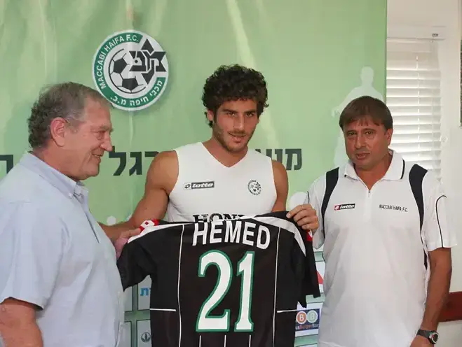 אלישע לוי מאמן מכבי חיפה (ימין), עם שחקן הקבוצה תומר חמד והמנכ"ל איתמר צ'יזיק (אדריאן הרבשטיין) אלישע לוי מאמן מכבי חיפה (ימין), עם שחקן הקבוצה תומר חמד והמנכ"ל איתמר צ'יזיק (אדריאן הרבשטיין)