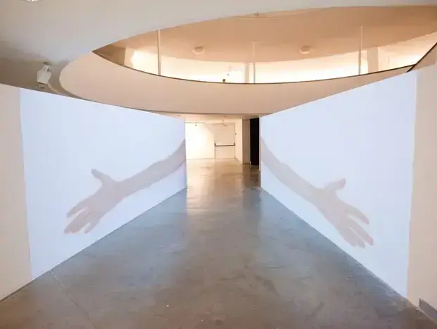 נלי אגסי, "מי אוהב אותך", 2010, מיצב וידאו, מוזיאון בת ים (יח"צ)