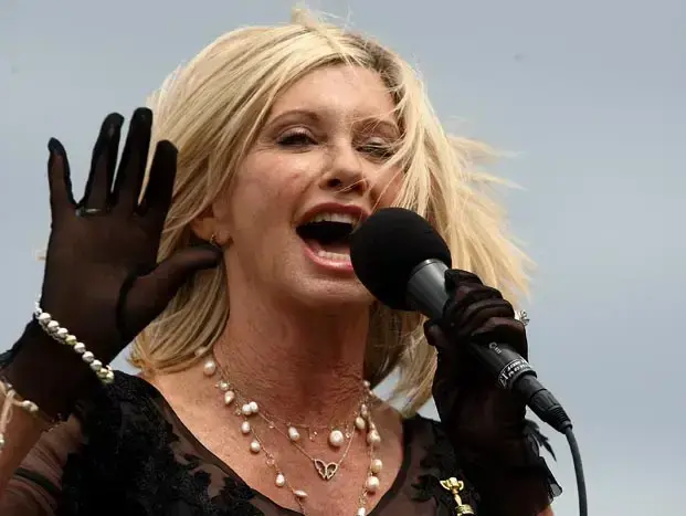 אוליביה ניוטון ג'ון (GettyImages , Quinn Rooney) אוליביה ניוטון ג'ון (GettyImages , Quinn Rooney)