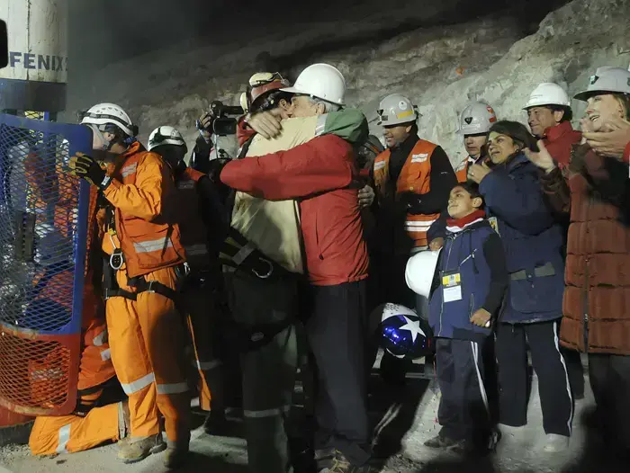 פלורנסיו אוואלוס, הכורה הראשון שיצא מהמכרה בצ'ילה (רויטרס) פלורנסיו אוואלוס, הכורה הראשון שיצא מהמכרה בצ'ילה (רויטרס)