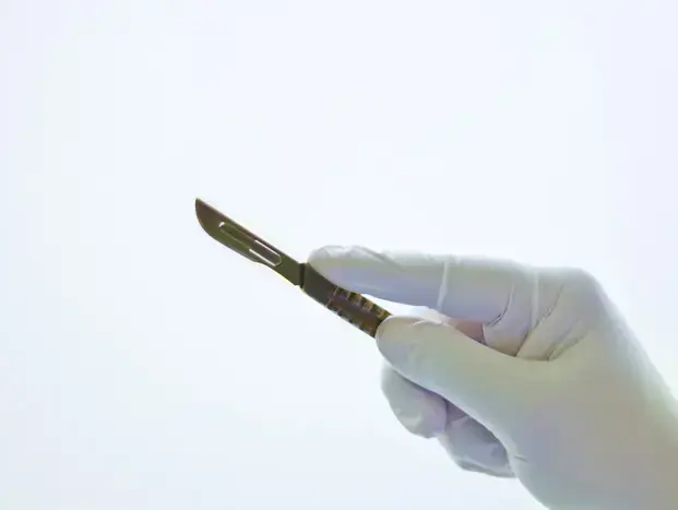 רופא מחזיק אזמל (ShutterStock) רופא מחזיק אזמל (ShutterStock)
