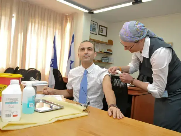 מנכ"ל משרד הבריאות דוקטור רוני גמזו מתחסן נגד השפעת העונתית, נובמבר 2010 (יח"צ) מנכ"ל משרד הבריאות דוקטור רוני גמזו מתחסן נגד השפעת העונתית, נובמבר 2010 (יח"צ)