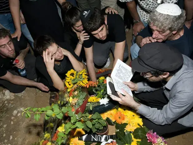 ערן סבאג בהלווית עמוס לביא (נמרוד סונדרס) ערן סבאג בהלווית עמוס לביא (נמרוד סונדרס)