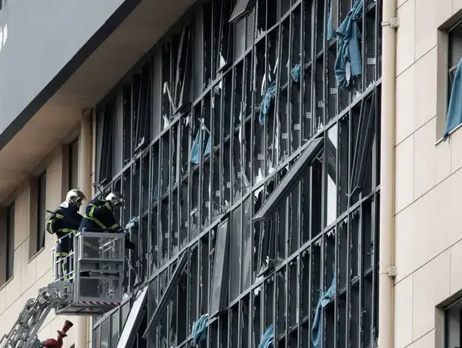 אנשי זיהוי פלילי במקום הפיגוע סמוך לבית משפט באתונה (רויטרס) אנשי זיהוי פלילי במקום הפיגוע סמוך לבית משפט באתונה (רויטרס)
