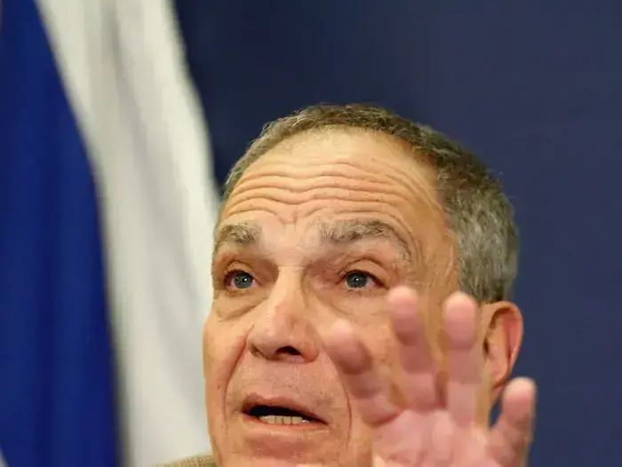 איתן ששינסקי במסיבת עיתונאים של ועדת ששינסקי בנושא משאבי הנפט והגז של ישראל, ינואר 2011 (מגד גוזני) איתן ששינסקי במסיבת עיתונאים של ועדת ששינסקי בנושא משאבי הנפט והגז של ישראל, ינואר 2011 (מגד גוזני)