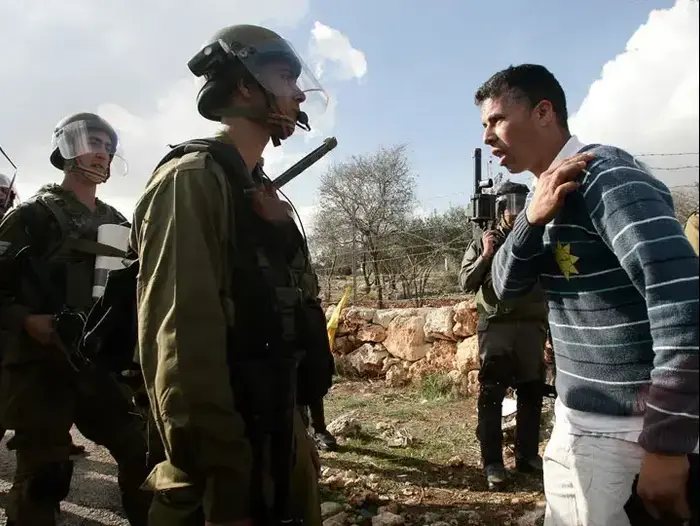הפגנה מול גדר ההפרדה בבילעין (אורי לנץ) הפגנה מול גדר ההפרדה בבילעין (אורי לנץ)