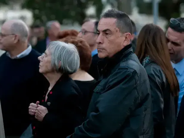 הכתב גדעון לוי בהלוויתו של זאב סגל- פרופסור למשפטים והפרשן המשפטי של הארץ, ינואר 2011 (נמרוד סונדרס)
