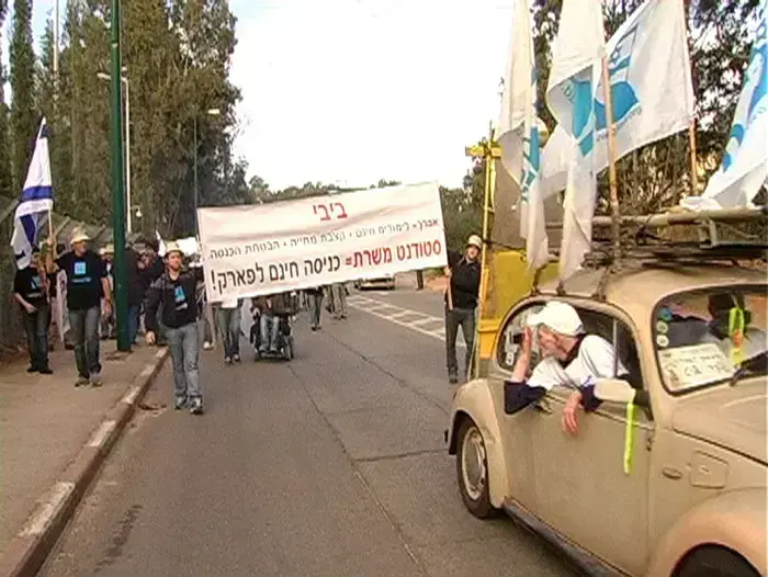 מאות יצאו ל-"מסע אלונקות" נגד ההשתמטות (דניאל בוק) מאות יצאו ל-"מסע אלונקות" נגד ההשתמטות (דניאל בוק)