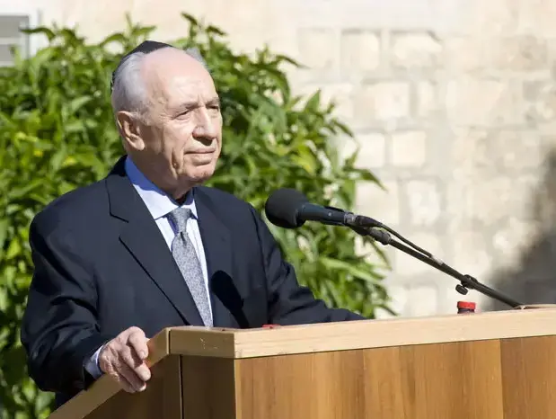 שמעון פרס בטקס ההלוויה של סוניה פרס בבית העלמין בבן שמן, ינואר 2011 (נמרוד סונדרס) שמעון פרס בטקס ההלוויה של סוניה פרס בבית העלמין בבן שמן, ינואר 2011 (נמרוד סונדרס)