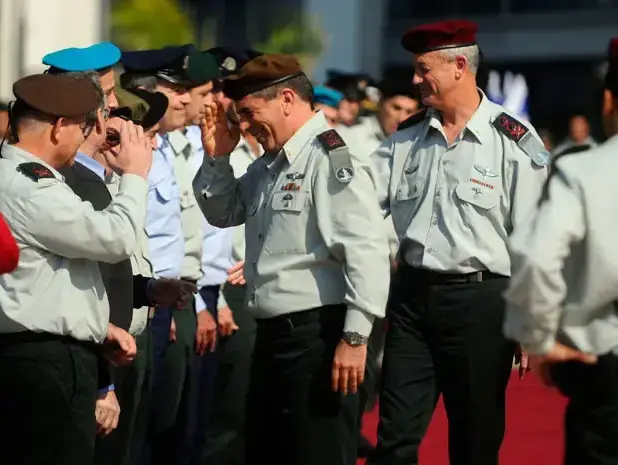 משמר כבוד לרמטכ"ל היוצא, רב אלוף גבי אשכנזי, פברואר 2011 (דובר צה"ל) משמר כבוד לרמטכ"ל היוצא, רב אלוף גבי אשכנזי, פברואר 2011 (דובר צה"ל)
