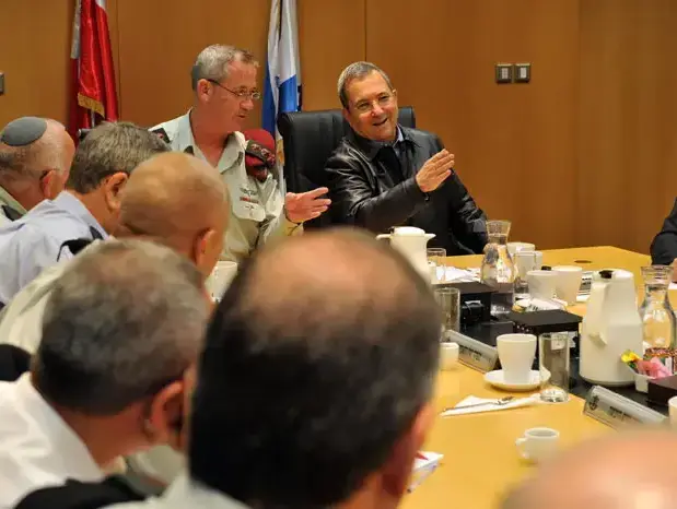 שר הביטחון אהוד ברק עם הרמטכ"ל ה-20 של צה"ל בני גנץ בפורום מטכ"ל, פברואר 2011 (משרד הביטחון , אריאל חרמוני) שר הביטחון אהוד ברק עם הרמטכ"ל ה-20 של צה"ל בני גנץ בפורום מטכ"ל, פברואר 2011 (משרד הביטחון , אריאל חרמוני)