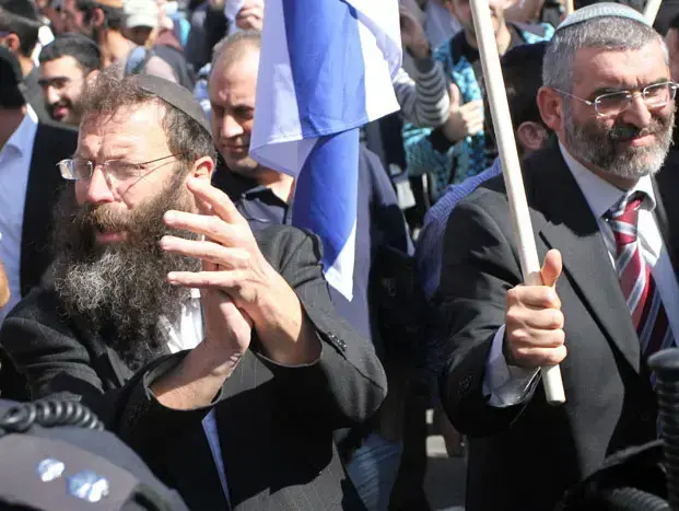 ברוך מרזל ומיכאל בן ארי במהלך הפגנה וצעדה של פעילי ימין בשכונת עג'מי שביפו, מרץ 2011 (קובי אליהו) ברוך מרזל ומיכאל בן ארי במהלך הפגנה וצעדה של פעילי ימין בשכונת עג'מי שביפו, מרץ 2011 (קובי אליהו)