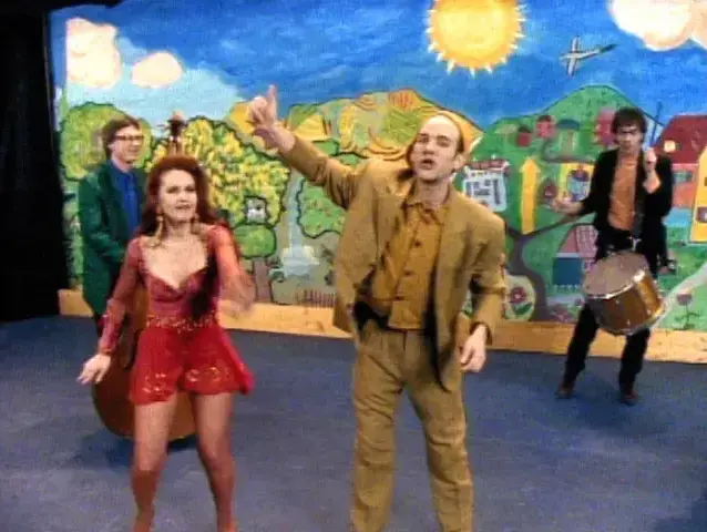 REM בקליפ של "Shiny Happy People" (צילום מסך) REM בקליפ של "Shiny Happy People" (צילום מסך)