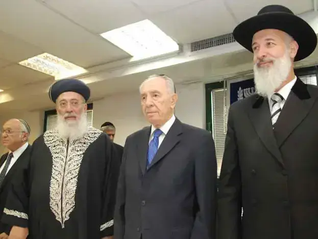 נשיא המדינה שמעון פרס, הרב יונה מצגר והרב שלמה עמאר בטקס השבעת דיינים, מרץ 2011 (עומר מירון) נשיא המדינה שמעון פרס, הרב יונה מצגר והרב שלמה עמאר בטקס השבעת דיינים, מרץ 2011 (עומר מירון)