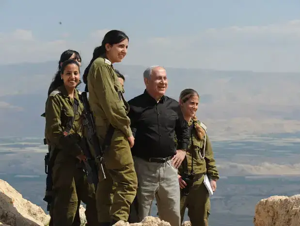 ראש הממשלה בנימין נתניהו בסיור בבקעת הירדן, מרץ 2011 (לשכת העיתונות הממשלתית , משה מילנר) ראש הממשלה בנימין נתניהו בסיור בבקעת הירדן, מרץ 2011 (לשכת העיתונות הממשלתית , משה מילנר)