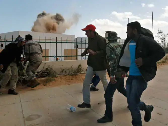נזקי הפצצות בעיר ראס לנוף בלוב (AP , Hussein Malla) נזקי הפצצות בעיר ראס לנוף בלוב (AP , Hussein Malla)