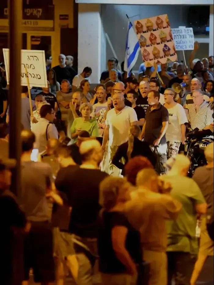 הפגנה נגד היועמ"ש, פ"ת 19.8.17 (ראובן קסטרו)
