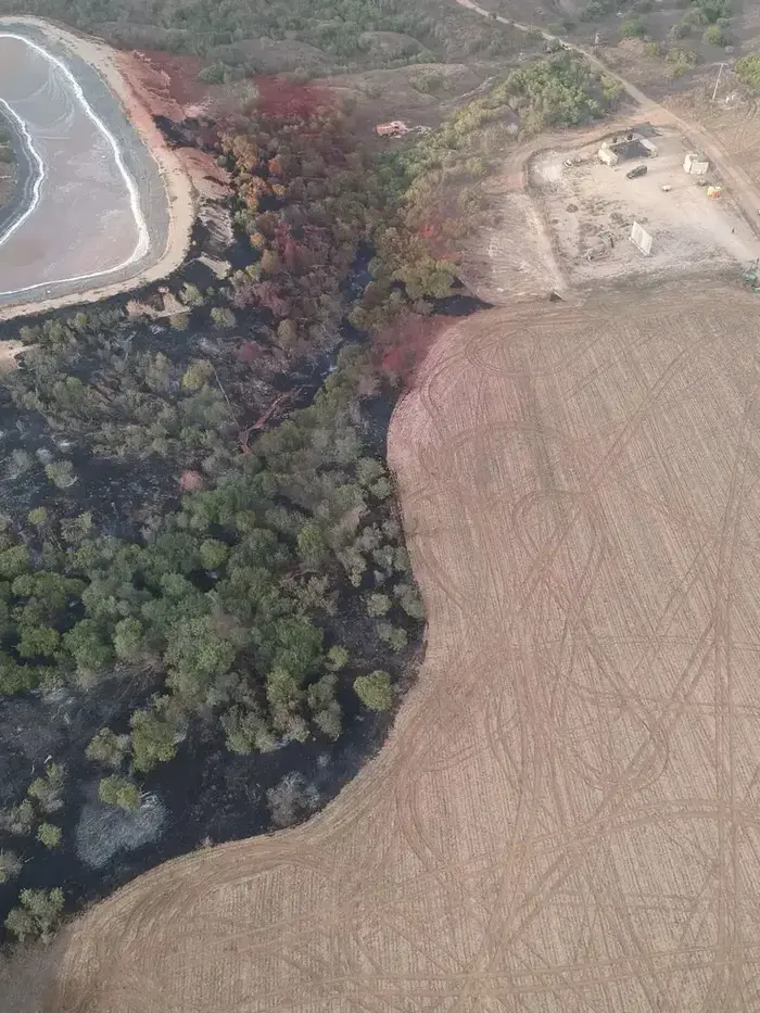 צוותי כיבוי פועלים בשריפה גדולה סמוך לגבים ובסיוע של זרנוקי מים של צה"ל ויחד עם 2 מטוסי כיבוי מטייסת אלעד. חוקר שריפות שהגיע למקום עוד בתחילת האירוע קבע חד משמעית כי השריפה נגרמה מבלון, 28 ביולי 2018 (מערכת וואלה! NEWS , ניר נוסוייב, דרום ביטחוני) צוותי כיבוי פועלים בשריפה גדולה סמוך לגבים ובסיוע של זרנוקי מים של צה"ל ויחד עם 2 מטוסי כיבוי מטייסת אלעד. חוקר שריפות שהגיע למקום עוד בתחילת האירוע קבע חד משמעית כי השריפה נגרמה מבלון, 28 ביולי 2018 (מערכת וואלה! NEWS , ניר נוסוייב, דרום ביטחוני)