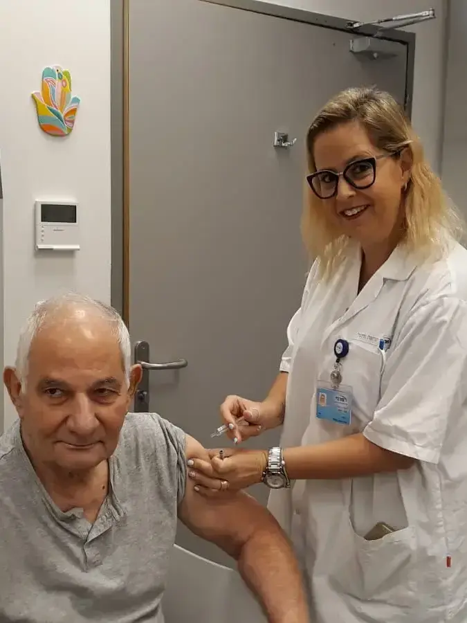 גבר מתחסן נגד שפעת, 25 בדצמבר 2019 (אתר רשמי , מכבי שירותי בריאות) גבר מתחסן נגד שפעת, 25 בדצמבר 2019 (אתר רשמי , מכבי שירותי בריאות)