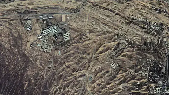 צילום לוויין שפורסם באתר מכון ISIS האמריקאי, בו נראה בסיסי פיתוח הנשק הגרעיני ליד העיר פרצ'ין, אירן (צילום מסך , isisnucleariran.org) צילום לוויין שפורסם באתר מכון ISIS האמריקאי, בו נראה בסיסי פיתוח הנשק הגרעיני ליד העיר פרצ'ין, אירן (צילום מסך , isisnucleariran.org)