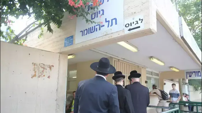 חרדים מגיעים להתגייס בבקו"ם יום אחרי פקיעת חול טל, בקו"ם, יולי 2012 (יותם רונן) חרדים מגיעים להתגייס בבקו"ם יום אחרי פקיעת חול טל, בקו"ם, יולי 2012 (יותם רונן)