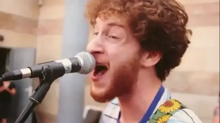 אלישע בנאי ו-40 השודדים - הכלב השחור (קליפ) (צילום מסך) אלישע בנאי ו-40 השודדים - הכלב השחור (קליפ) (צילום מסך)