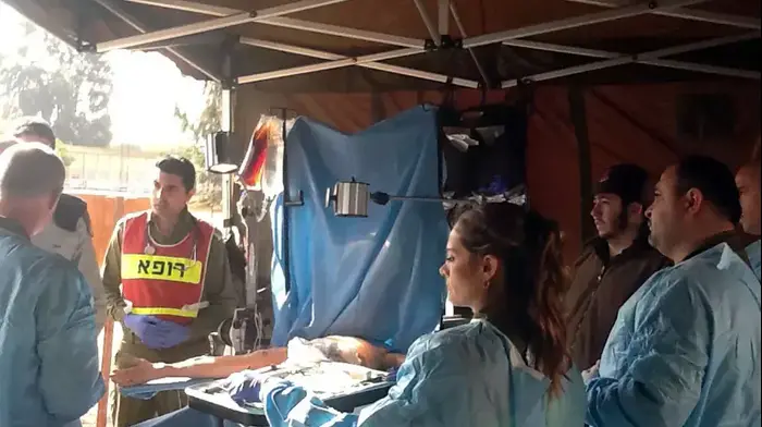 חיל הרפואה מציג שיטות חדשות ועזרים לטיפול בפצועים בשטח, דצמבר 2012 (מערכת וואלה! NEWS , אמיר בוחבוט) חיל הרפואה מציג שיטות חדשות ועזרים לטיפול בפצועים בשטח, דצמבר 2012 (מערכת וואלה! NEWS , אמיר בוחבוט)