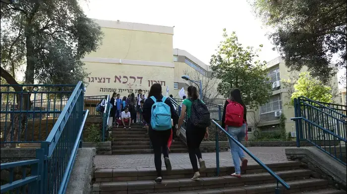 ילדי כיתה בבית הספר דנצינגר בקריית שמונה יצאו לבגיוס תרומות למסך קולנוע, אפריל 2013 (ג'יליס) ילדי כיתה בבית הספר דנצינגר בקריית שמונה יצאו לבגיוס תרומות למסך קולנוע, אפריל 2013 (ג'יליס)