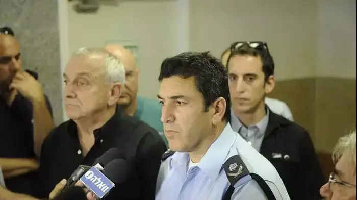 השר לביטחון הפנים יצחק אהרונוביץ' ומפקד המחוז הדרומי במשטרה ניצב יורם הלוי ביקרו את עומר וואליד, שנפצע באירוע הירי בסניף בנק בבאר שבע (דייב בוימוביץ') השר לביטחון הפנים יצחק אהרונוביץ' ומפקד המחוז הדרומי במשטרה ניצב יורם הלוי ביקרו את עומר וואליד, שנפצע באירוע הירי בסניף בנק בבאר שבע (דייב בוימוביץ')