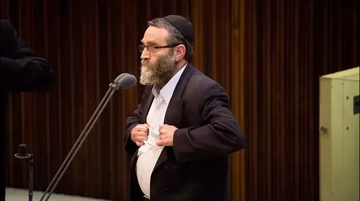 גפני קורע חולצה באישור חוק גיוס החרדים בכנסת, יולי 2013 (טלי מאייר ) גפני קורע חולצה באישור חוק גיוס החרדים בכנסת, יולי 2013 (טלי מאייר )