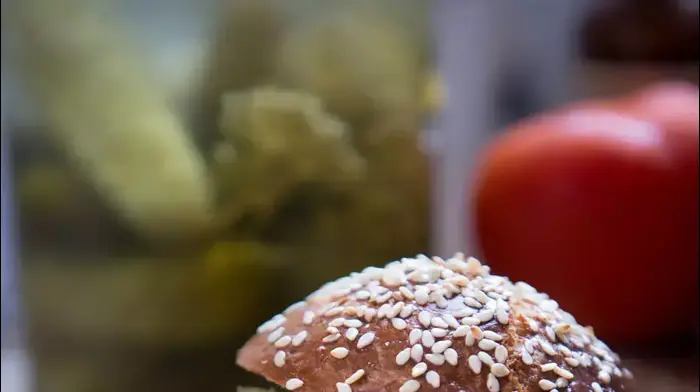 בורגר פטריות ואגוזים של אורלי פלאי בורגר פטריות ואגוזים של אורלי פלאי (נמרוד סונדרס)