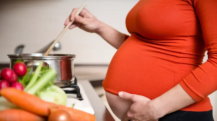 אישה בהיריון מבשלת (ShutterStock) אישה בהיריון מבשלת (ShutterStock)