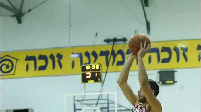 עמית שמחון שחקן הפועל גלבוע/גליל מול דרור דוידי שחקן אליצור יבנה (מגד גוזני) עמית שמחון שחקן הפועל גלבוע/גליל מול דרור דוידי שחקן אליצור יבנה (מגד גוזני)