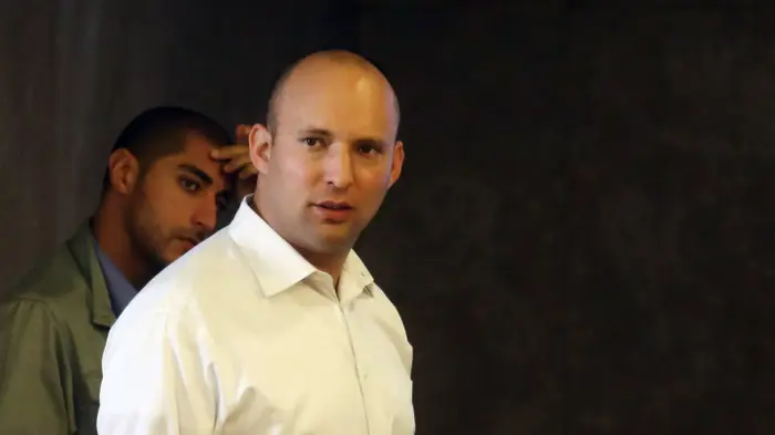 השר נפתלי בנט בדרך לישיבת ממשלה, אוקטובר 2013 (יח"צ , מרק ישראל סלם) השר נפתלי בנט בדרך לישיבת ממשלה, אוקטובר 2013 (יח"צ , מרק ישראל סלם)