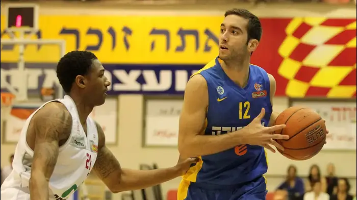 שחקן מכבי תל אביב יוגב אוחיון מול שחקן הפועל גלבוע גליל ג'ראלד רובינסון (אדריאן הרבשטיין) שחקן מכבי תל אביב יוגב אוחיון מול שחקן הפועל גלבוע גליל ג'ראלד רובינסון (אדריאן הרבשטיין)