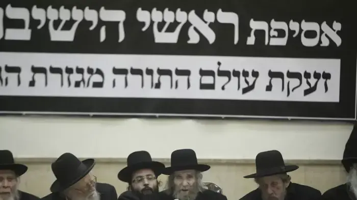 הרב שטיינמן וחברי מועצת גדולי התורה של דגל התורה הליטאית יתכנסו היום בבני ברק ודנו בדרכי הפעולה מול הממשלה בנוגע לסוגיית הגיוס, דצמבר 2013 (דרור עינב) הרב שטיינמן וחברי מועצת גדולי התורה של דגל התורה הליטאית יתכנסו היום בבני ברק ודנו בדרכי הפעולה מול הממשלה בנוגע לסוגיית הגיוס, דצמבר 2013 (דרור עינב)