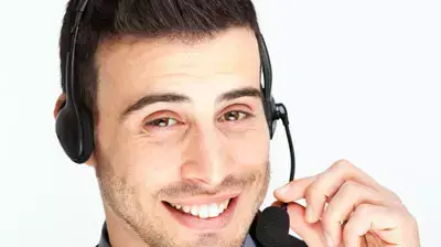 בחור חתיך עם אוזנייה (ShutterStock) בחור חתיך עם אוזנייה (ShutterStock)