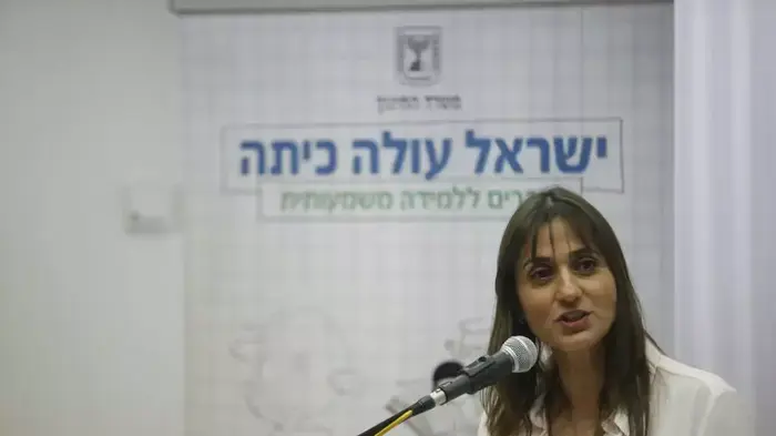 מיכל כהן מנכ"לית משרד החינוך במסיבת עיתונאים על ביטול הפסיכומטרי. ינואר 2014 (דרור עינב) מיכל כהן מנכ"לית משרד החינוך במסיבת עיתונאים על ביטול הפסיכומטרי. ינואר 2014 (דרור עינב)