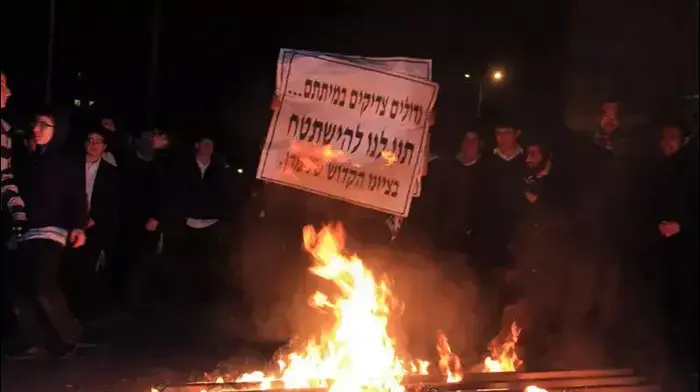 מאות חרדים מפגינים בירושלים נגד סגירת בית העלמין סנהדריה, ינואר 2014 (חדשות 24 , אהרון והב)