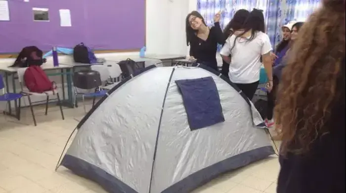 מחאת התלמידים נגד עיצומי ארגון המורים שאסרו על מורים לצאת לטיולים. ינואר 2014 (מערכת וואלה! NEWS , שרון ימין) מחאת התלמידים נגד עיצומי ארגון המורים שאסרו על מורים לצאת לטיולים. ינואר 2014 (מערכת וואלה! NEWS , שרון ימין)