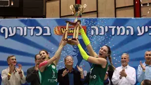 שחקניות הפועל כפר סבא בכדורעף נשים עם גביע המדינה (יח"צ , דייויד סילברמן, איגוד הכדורעף) שחקניות הפועל כפר סבא בכדורעף נשים עם גביע המדינה (יח"צ , דייויד סילברמן, איגוד הכדורעף)