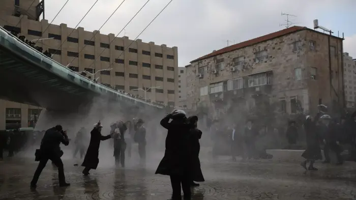 המחנה הקיצוני בציבור הליטאי מפגין בגשר המיתרים בירושלים במחאה על מעצרו של מסורב גיוס שנשפט ל 5 ימי מעצר. פברואר 2014 (טלי מאייר ) המחנה הקיצוני בציבור הליטאי מפגין בגשר המיתרים בירושלים במחאה על מעצרו של מסורב גיוס שנשפט ל 5 ימי מעצר. פברואר 2014 (טלי מאייר )