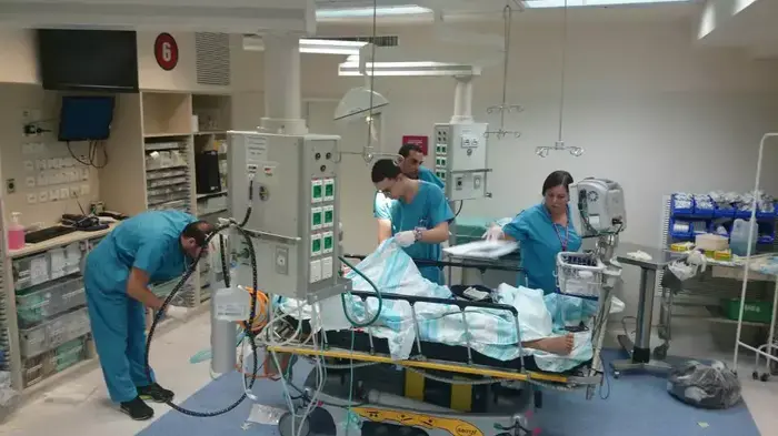 נפגע בפיצוץ בלון גז בבניין שקרס בעכו מטופל בבית החולים רמב"ם בחיפה (יח"צ , בית חולים רמב"ם) נפגע בפיצוץ בלון גז בבניין שקרס בעכו מטופל בבית החולים רמב"ם בחיפה (יח"צ , בית חולים רמב"ם)