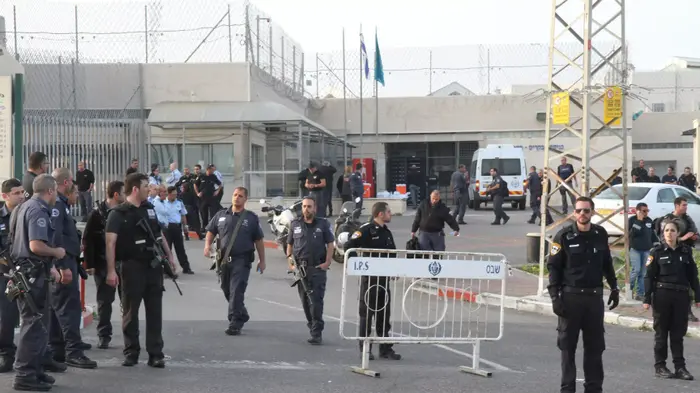 אסיר ירה בשלושה סוהרים בכלא רימונים, התבצר ונורה למוות. פברואר 2014 (שלומי גבאי) אסיר ירה בשלושה סוהרים בכלא רימונים, התבצר ונורה למוות. פברואר 2014 (שלומי גבאי)